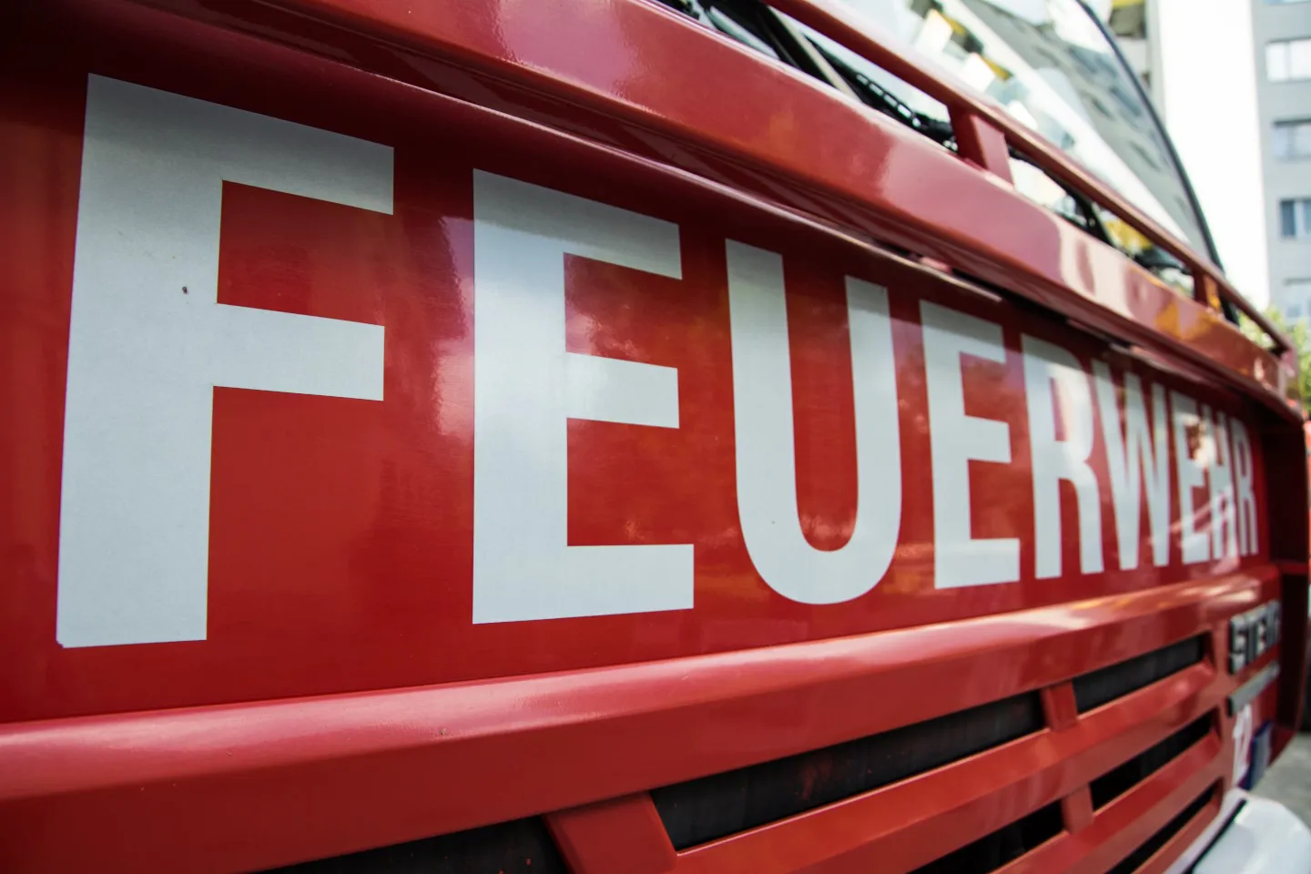 Fire Fighters 831213 1440 Pixay weißer Feuerwehr Schriftzug auf rotem Feuerwehrauto