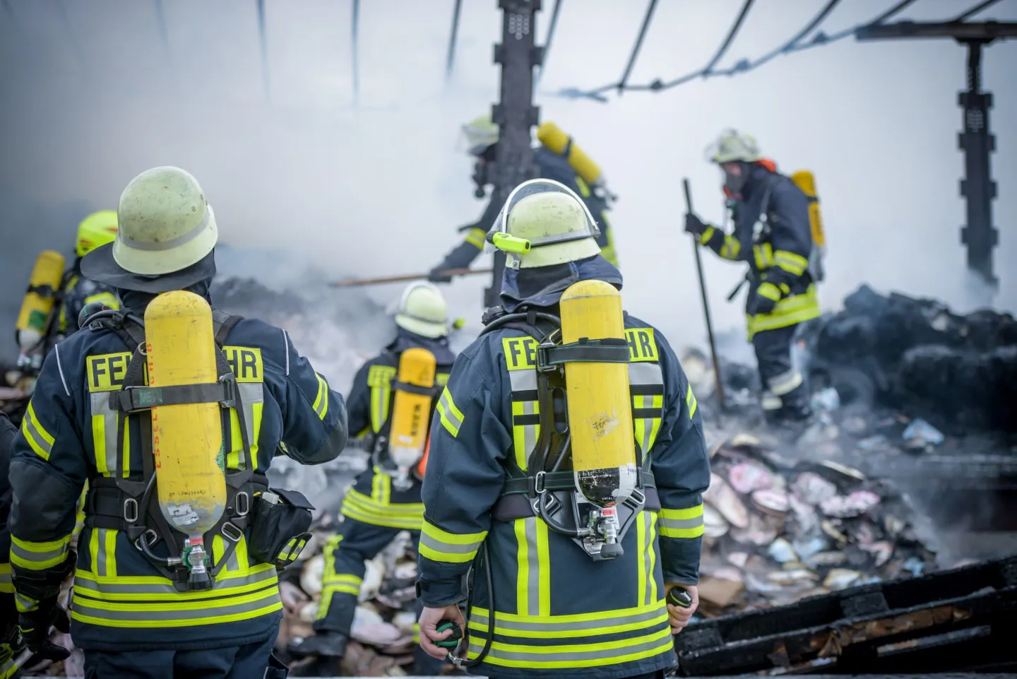 Fire 4149479 1440 Credit Benerott Pixabay Feuerwehrleute mit Atemschutz beim Einsatz