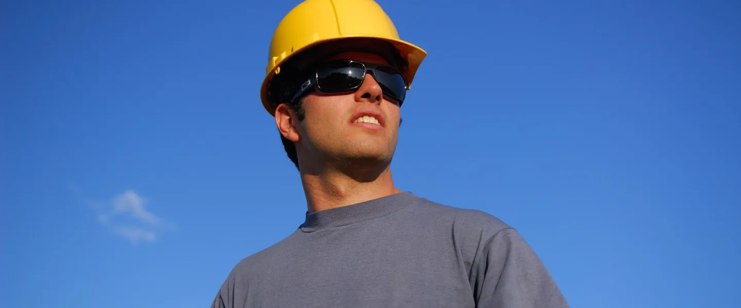 Adobestock Reimar 382692708 1440 Bauarbeiter mit Helm und Sonnenbrille